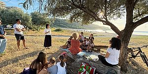 bambini sotto gli alberi