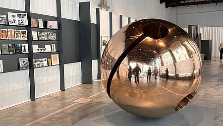 Allestimento ‘Dalle sculture nella città all’arte delle comunità’ di Pesaro 2024 al Centro Arti Visive Pescheria