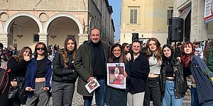 Ragazzi delle scuole in piazza Del Popolo con Murgia e Vimini