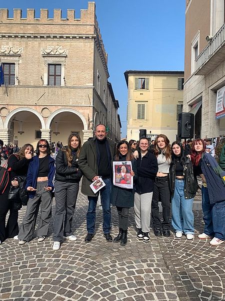 Ragazzi delle scuole in piazza Del Popolo con Murgia e Vimini