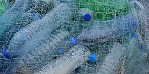 Bottiglie di plastica nella rete da pesca