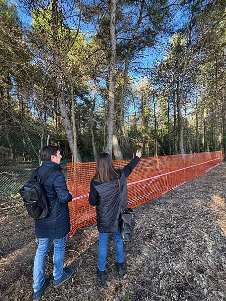 Della Dora Biancani davanti alla recinzione