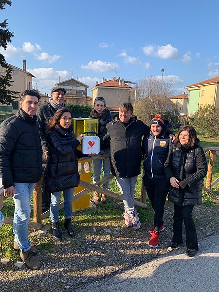 Della Dora ed altri davanti al defibrilatore