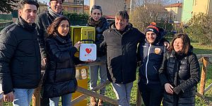 Della Dora ed altri davanti al defibrilatore