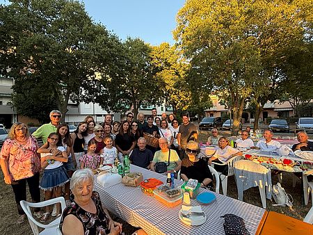 Le cene della Gluppa nei Quartieri, Biancani e Della Dora: «Una tradizione ritrovata all’insegna della condivisione, della convivialità e che rafforza il senso di comunità, la voglia di stare insieme e di conoscersi» Foto di gruppo cena