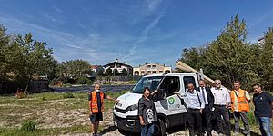 Morotti e persone della ditta bonifica con camion