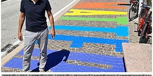 Ricci con scritta arcobaleno a terra