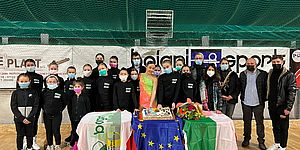 Ricci Della Dora con Matilde Matteucci e altri ragazzi con i pattini e bandiere