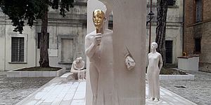 statua con maschera d'oro