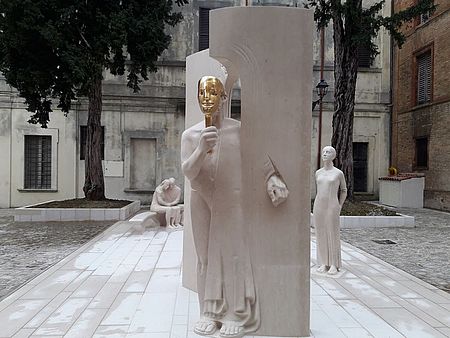 statua con maschera d'oro
