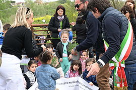 CLASSE DI BAMBINI CON IL SINDACO