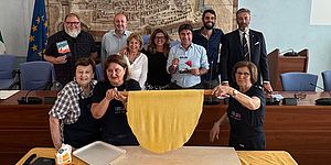 Biancani Vimini Frenquellucci e organizatori evento con sfoglia delle tagliatelle