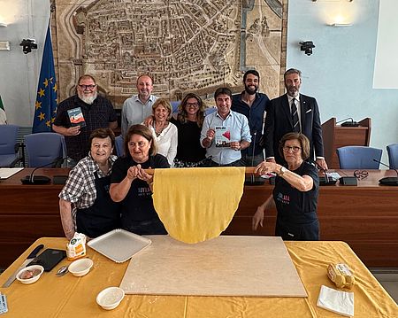 Biancani Vimini Frenquellucci e organizatori evento con sfoglia delle tagliatelle