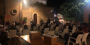 gente con Tavoli e sedie a seguire l'iniziativa