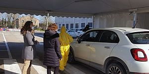 auto in luogo dove fanno tamponi