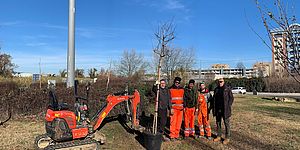 Belloni con operai che paintano alberi