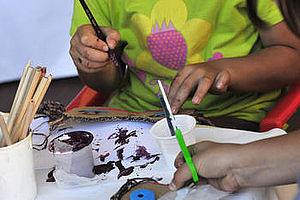 foto Laboratori Mezzanotte Bianca dei Bambini 2013, bambino che pittura