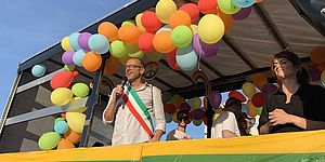 Ricci sul palco del Marche Pride con palloncini