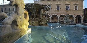 Prefettura e fontana di piazza del Popolo