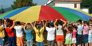 bambini sotto tendone colorato