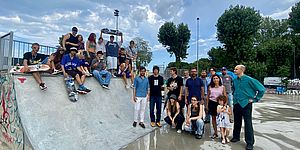 Della dora Pozzi Nobili con ragazzi skatepark 