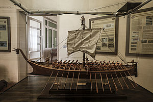 Centro di Documentazione Archeologica di Novilara_riproduzione della nave della stele ph Fotoclub Pesaro