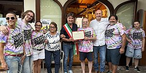 Biancani e Vimini consegnano il “Plauso della Città” ai titolari de La Capannina