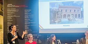 Murgia che illustra il progetto sullo schermo