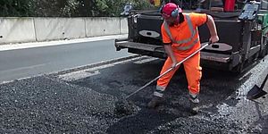 Operai che asfaltano