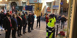 Autorità davanti al sacrario dei caduti p.le Collenuccio