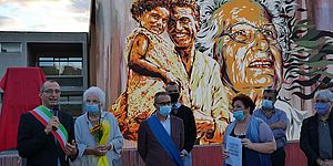 Ricci Segre davanti al murales a lei dedicato