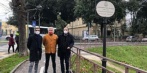 Vimini e altri davanti alla targa