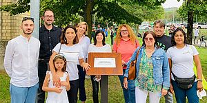 Della Dora davanti alla targa con consiglieri di quartiere