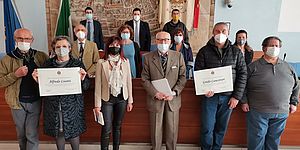 La consegna dell’attestato di riconoscenza della città ai parenti di Canestrari, Lisotti, Cagnazzo