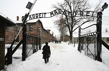 viale innevato cancelli di Auschwitz
