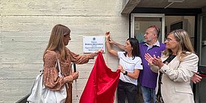 Della Dora Mencoboni Sorbini Lisi davanti alla targa