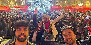 Dj e cantanti con dietro pubblico della serata in piazza del Popolo