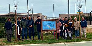 Pandolfi rappresentanti del Cecchi e Aias in prossimità della pista ciclabile della Baia