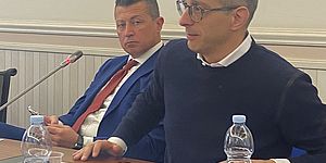 Ricci che parla la microfono