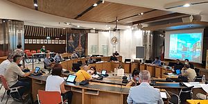 Sala Consiglio della provincia con consiglieri comunali