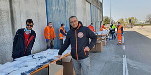 Foto sindaco Ricci e assessore Pozzi distribuiscono le mascherine