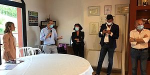 ricci ed altri dietro un tavolo 