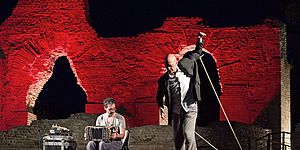 Tra sacro e profano scena