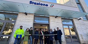 Biancani e autorità al taglio del nastro stazione RFI