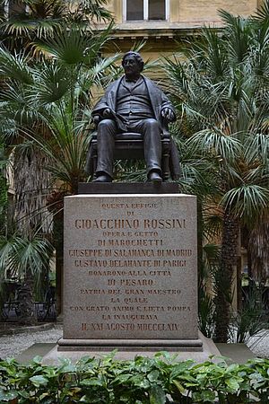 Palazzo Olivieri Pesaro - statua Gioachino Rossini