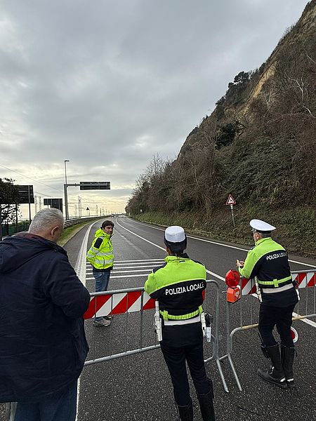 Vigili nella frana della SS16