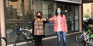 Mengucci e Frenquellucci davanti all'ufficio Informa e Servizi