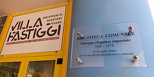 targa della Biblioteca di Quartiere Villa Fastiggi