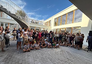 Il taglio del nastro della nuova scuola Anna Frank