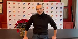 Ricci con dietro una stella di Natale